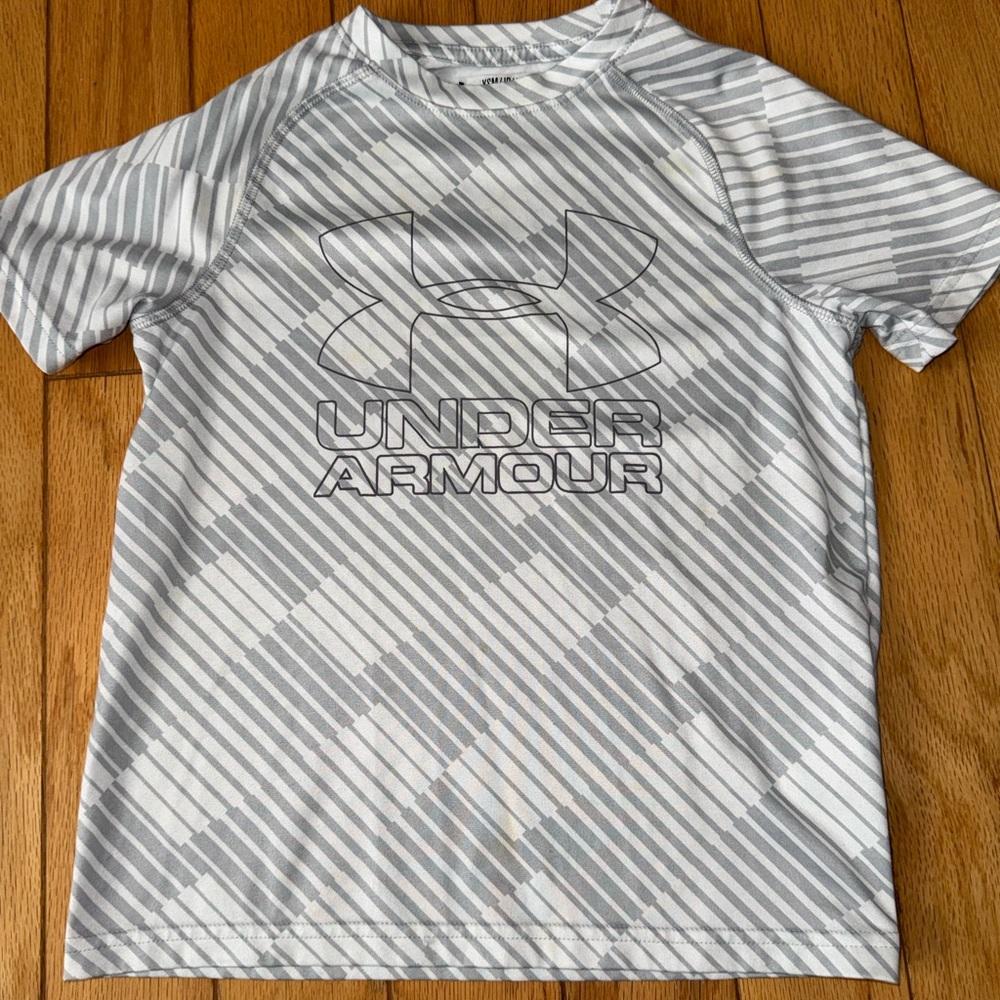 Under armour boys size small tshirt